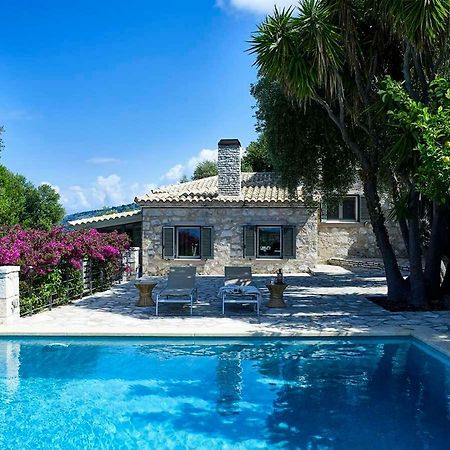 Villa Ioli- Beachfront Luxury Residence อีกูเมนิทซา ภายนอก รูปภาพ