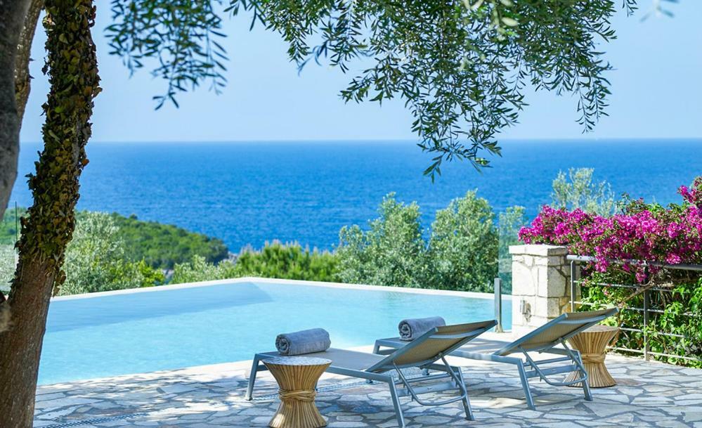 Villa Ioli- Beachfront Luxury Residence อีกูเมนิทซา ภายนอก รูปภาพ