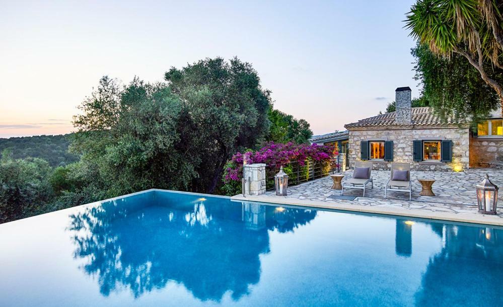 Villa Ioli- Beachfront Luxury Residence อีกูเมนิทซา ภายนอก รูปภาพ