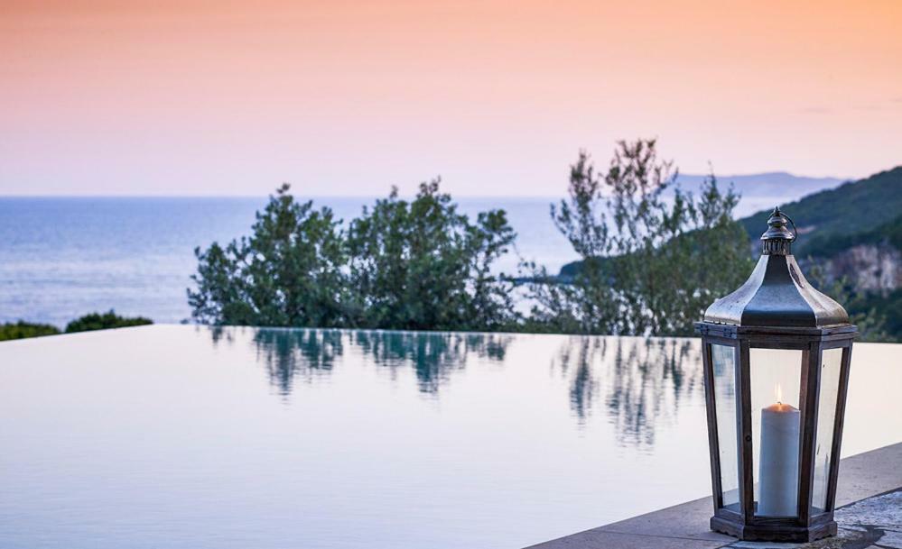 Villa Ioli- Beachfront Luxury Residence อีกูเมนิทซา ภายนอก รูปภาพ