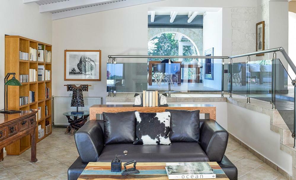 Villa Ioli- Beachfront Luxury Residence อีกูเมนิทซา ภายนอก รูปภาพ
