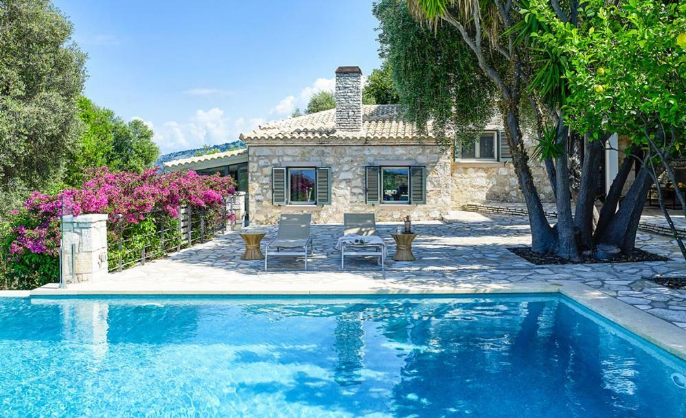 Villa Ioli- Beachfront Luxury Residence อีกูเมนิทซา ภายนอก รูปภาพ