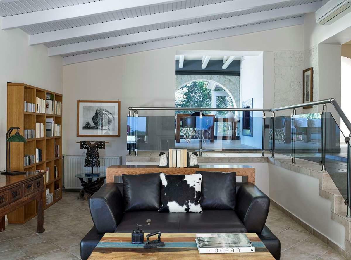 Villa Ioli- Beachfront Luxury Residence อีกูเมนิทซา ภายนอก รูปภาพ