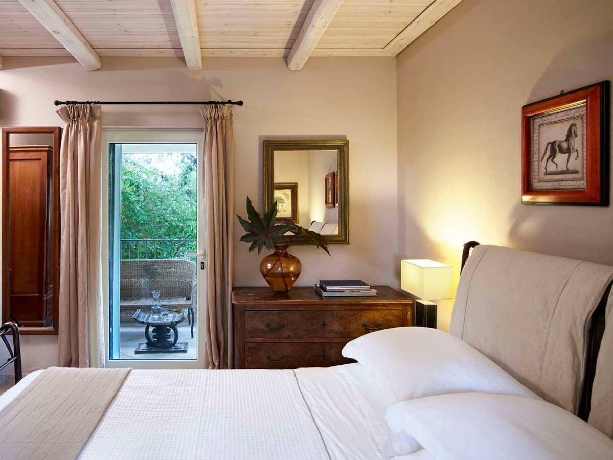Villa Ioli- Beachfront Luxury Residence อีกูเมนิทซา ภายนอก รูปภาพ
