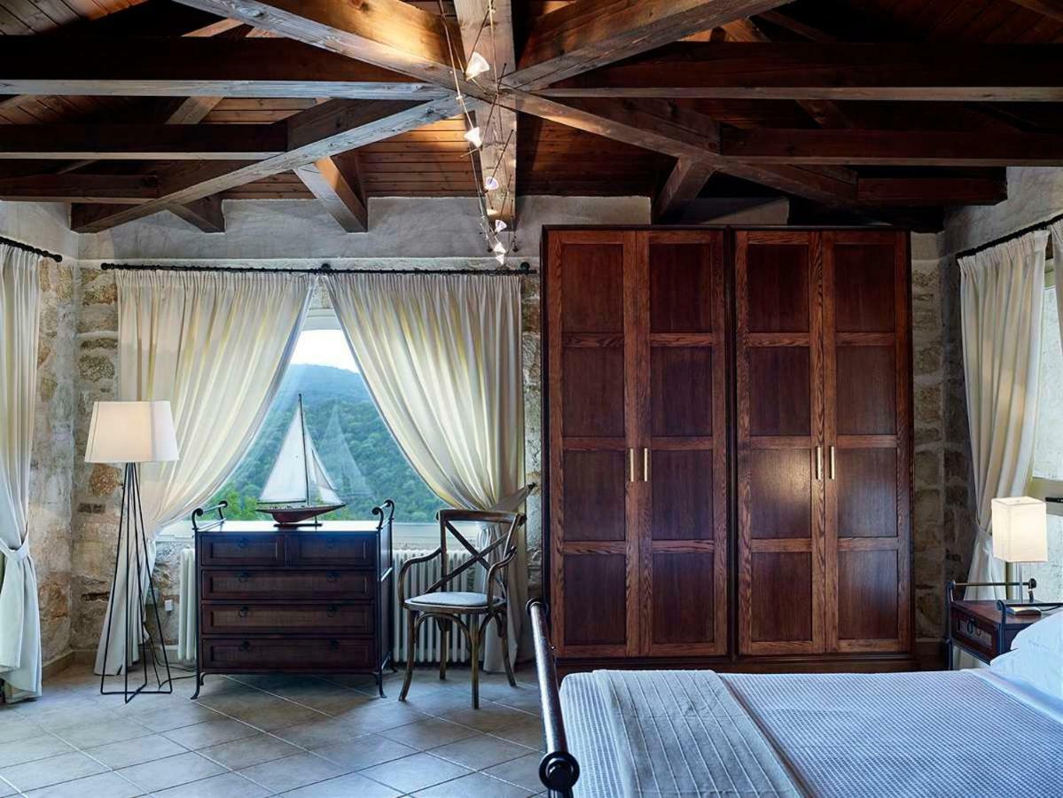 Villa Ioli- Beachfront Luxury Residence อีกูเมนิทซา ภายนอก รูปภาพ
