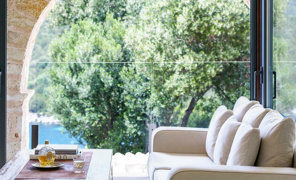 Villa Ioli- Beachfront Luxury Residence อีกูเมนิทซา ภายนอก รูปภาพ
